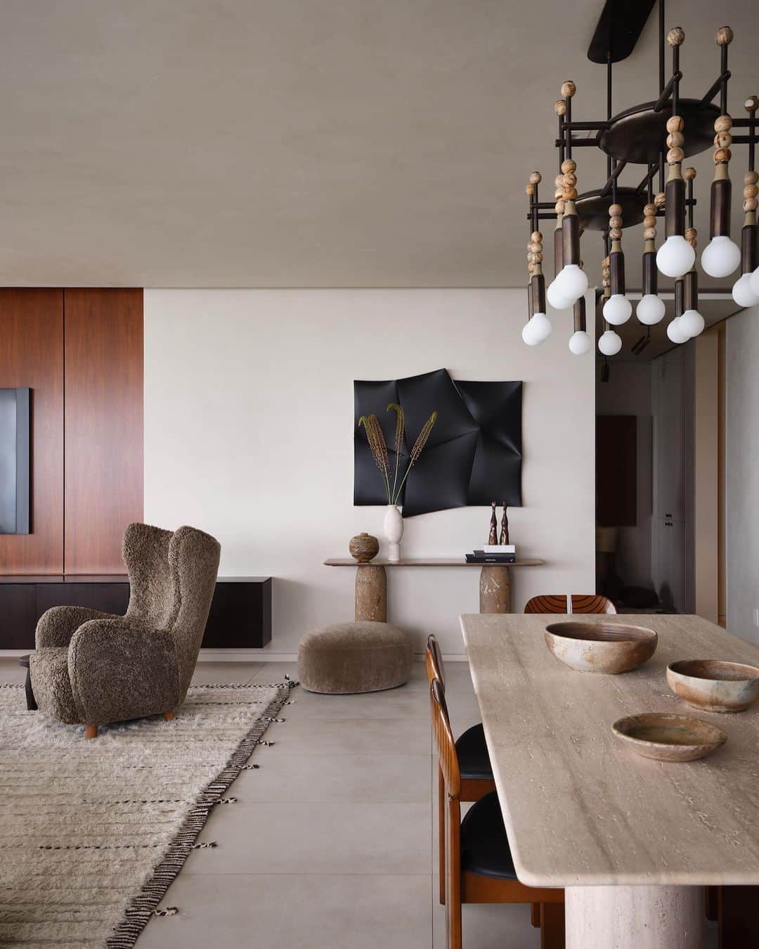Design Milkのインスタグラム：「Come + see the serene beauty of Sierra Towers designed by @lauridesignstudio, where wabi-sabi meets modernism and every room invites you to unwind. ✨ We love how the space seamlessly intertwines natural elements + carefully curated art pieces, while highlighting workmanship in every corner!  Explore it more at our link in bio. 🔗」