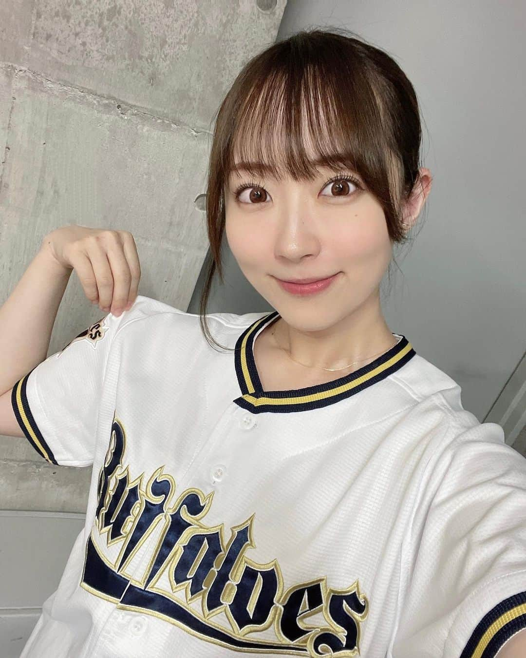 小島まゆみのインスタグラム：「. . . おりほーーーー🥺🙌🌈   0が並ぶ延長12回の苦しい試合をなんとか！取りました✨  森友哉様様ツーランホームラン🙏✨✨  杉澤選手プロ初安打！ 山岡投手プロ初セーブ！  田嶋投手気迫のナイスピッチングでした😭😭  マジック7🪄◝✩  そしてセ・リーグは 阪神タイガース18年振りのリーグ優勝おめでとうございます🐯💗  #Bs2023 #オリ姫 #おりほー #オリックスが好きやねん」