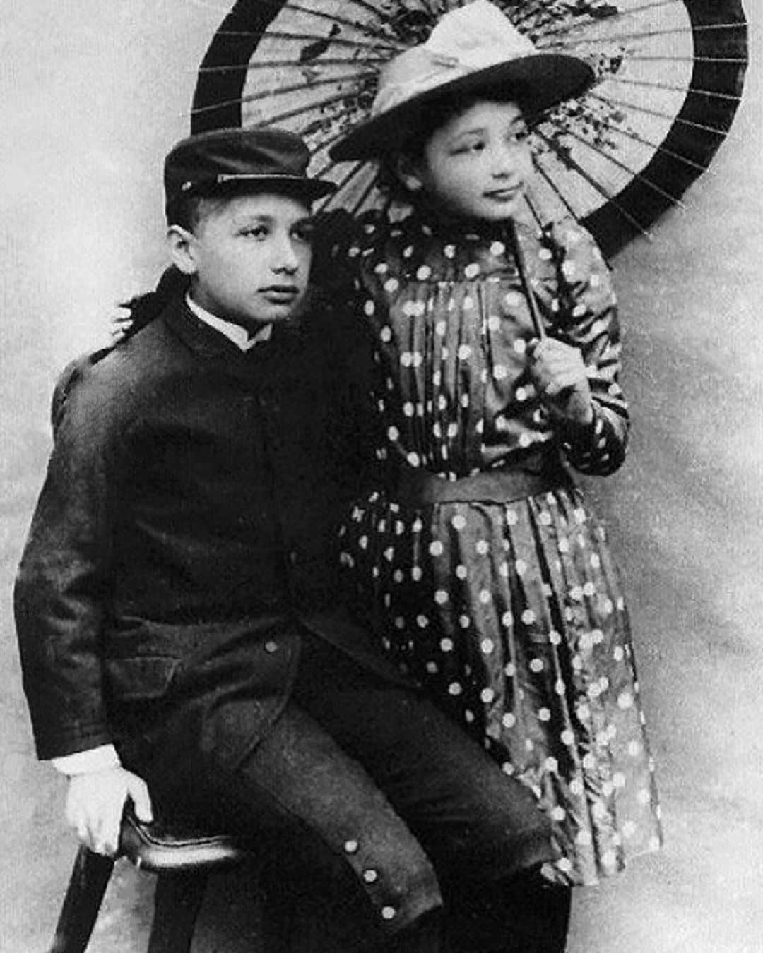 アルベルト・アインシュタインさんのインスタグラム写真 - (アルベルト・アインシュタインInstagram)「#ThrowbackThursday: Albert Einstein and his sister, Maria, circa 1893.」9月14日 22時08分 - alberteinstein