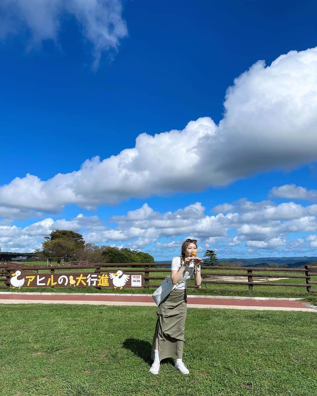 おりはらまよさんのインスタグラム写真 - (おりはらまよInstagram)「. ﾊｯﾋﾟｰﾗﾌﾞﾘｰマザー牧場🐄🥛🌳  大自然と動物最高すぎた。 ハイライトはアヒルの大行進🪿♡とお馬ちゃんとお揃いの髪型🐴🎀  (∩^o^)⊃─☆ﾟ.*･｡  #マザー牧場 #アヒルの大行進」9月14日 22時09分 - ___mayonnaise