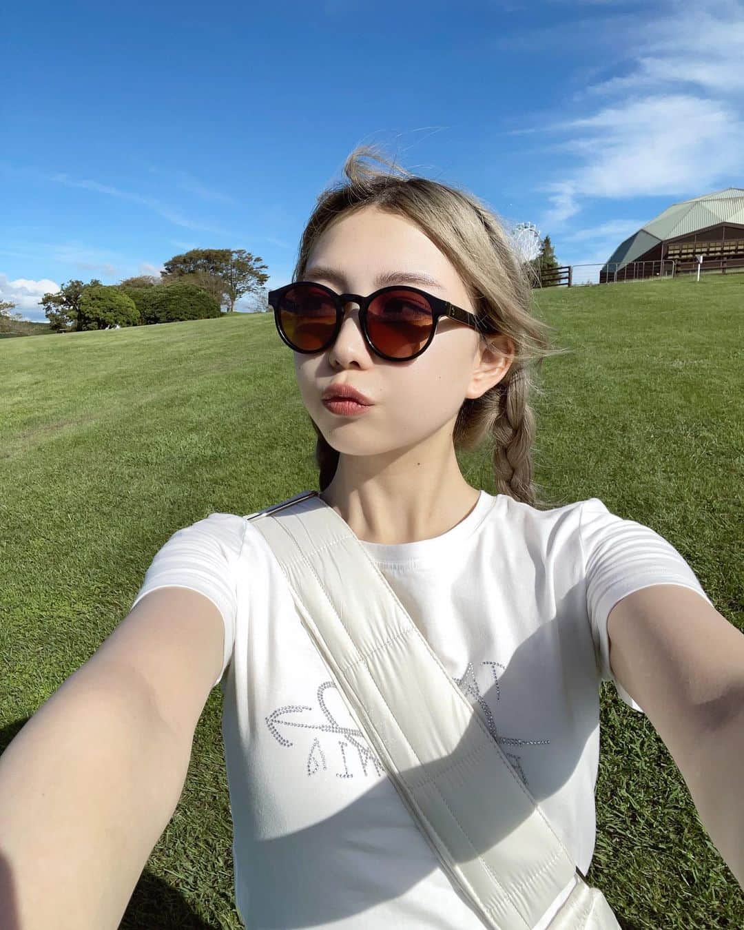 おりはらまよのインスタグラム：「. ﾊｯﾋﾟｰﾗﾌﾞﾘｰマザー牧場🐄🥛🌳  大自然と動物最高すぎた。 ハイライトはアヒルの大行進🪿♡とお馬ちゃんとお揃いの髪型🐴🎀  (∩^o^)⊃─☆ﾟ.*･｡  #マザー牧場 #アヒルの大行進」