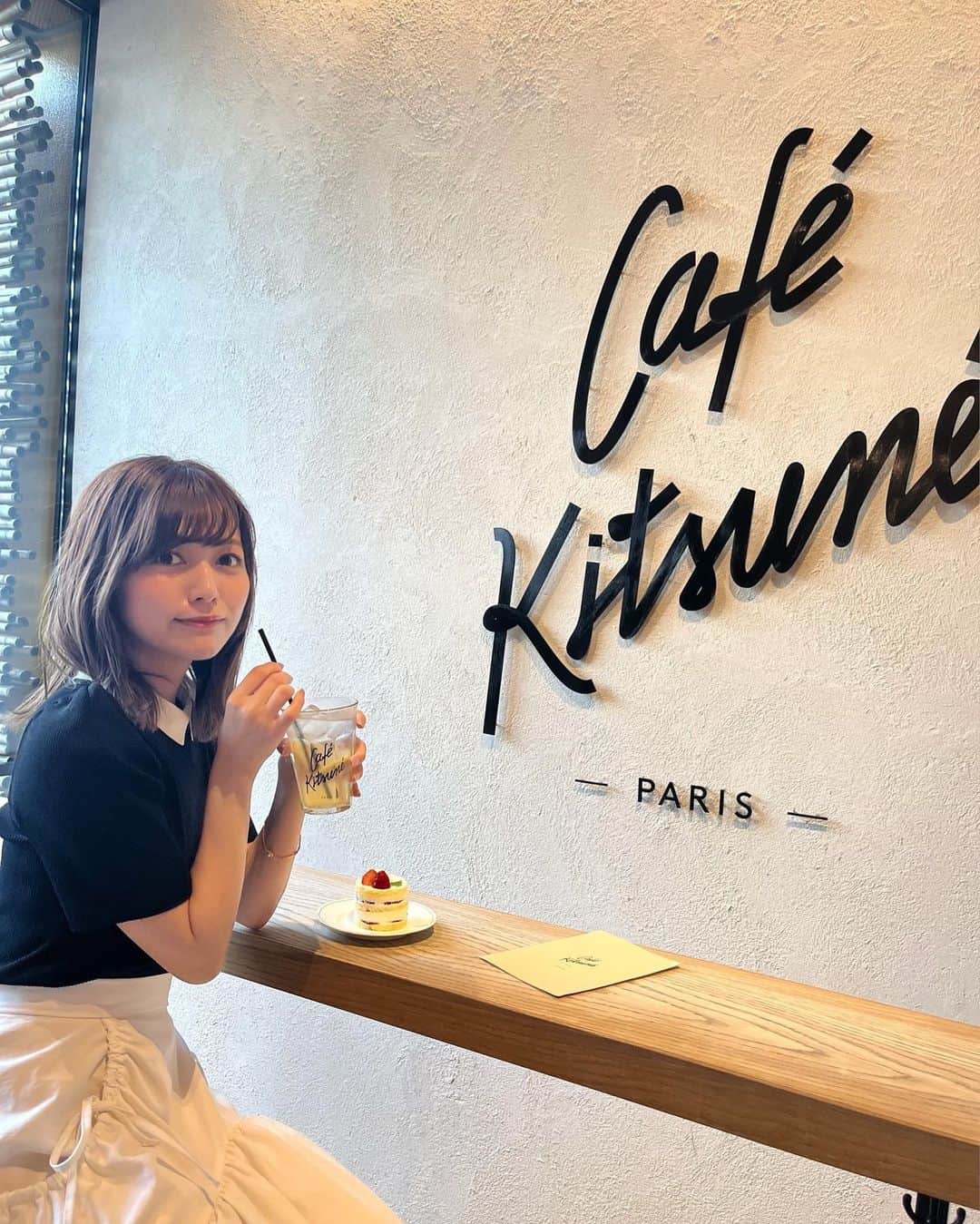 中村歩加さんのインスタグラム写真 - (中村歩加Instagram)「#cafekitsune 🦊☕️💭  ずっと行って見たかった、cafekitsuneへお友達と🦊🦊  メゾンキツネが元々好きなので、 cafekitsuneのロゴがついたグラスも 可愛いなぁ〜って思っていました☻☻  私が頼んだのは、 ショートケーキとレモネード🍋🍓  #cafe #maisonkitsune #fyp #ootd #表参道カフェ #表参道ランチ #celford #rienda」9月14日 22時09分 - nakamuland_official