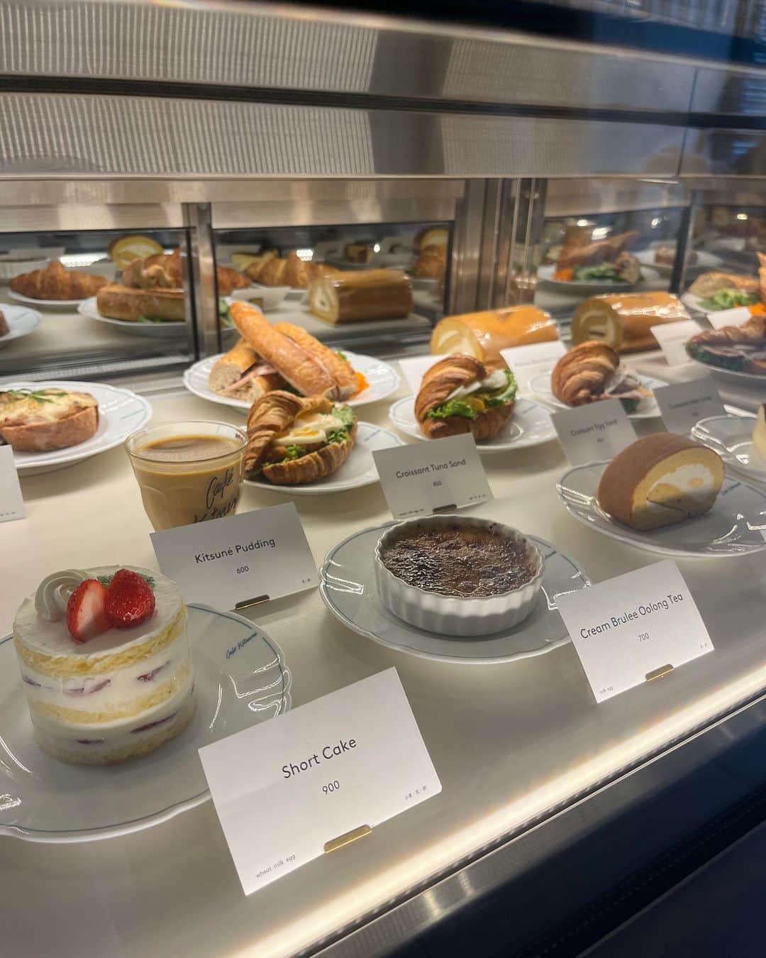 中村歩加さんのインスタグラム写真 - (中村歩加Instagram)「#cafekitsune 🦊☕️💭  ずっと行って見たかった、cafekitsuneへお友達と🦊🦊  メゾンキツネが元々好きなので、 cafekitsuneのロゴがついたグラスも 可愛いなぁ〜って思っていました☻☻  私が頼んだのは、 ショートケーキとレモネード🍋🍓  #cafe #maisonkitsune #fyp #ootd #表参道カフェ #表参道ランチ #celford #rienda」9月14日 22時09分 - nakamuland_official