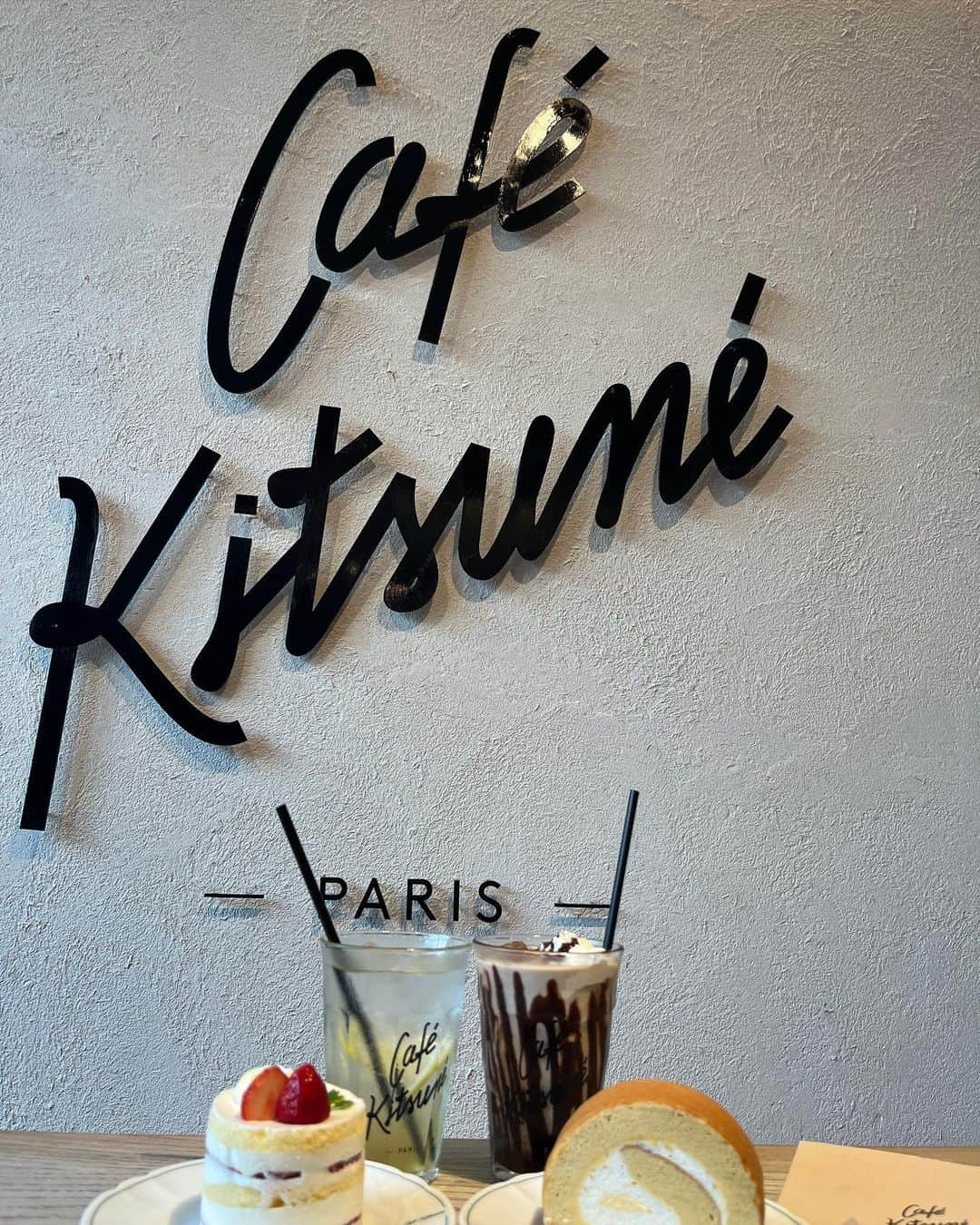 中村歩加のインスタグラム：「#cafekitsune 🦊☕️💭  ずっと行って見たかった、cafekitsuneへお友達と🦊🦊  メゾンキツネが元々好きなので、 cafekitsuneのロゴがついたグラスも 可愛いなぁ〜って思っていました☻☻  私が頼んだのは、 ショートケーキとレモネード🍋🍓  #cafe #maisonkitsune #fyp #ootd #表参道カフェ #表参道ランチ #celford #rienda」