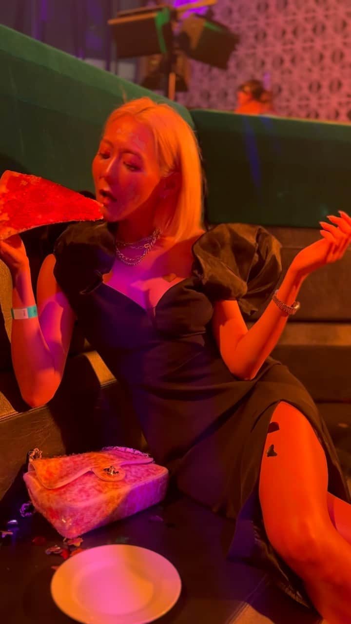 のインスタグラム：「結婚式でピザ食べてる人は私です🙋‍♀️🍕  ちほの結婚パーリー楽しかったなん☺️❤️ ドレスたまに着ると楽しくてワクワクする👗  私に似合うドレスってどんななんだろう🤔？ #パーティードレス  #結婚式 #結婚パーティー」