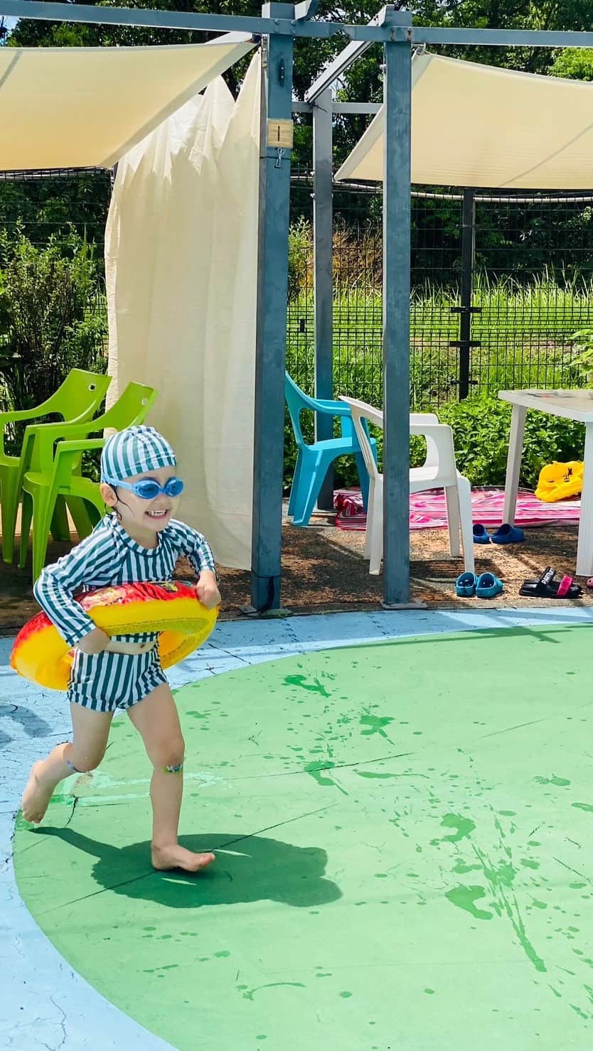 のインスタグラム：「2歳ラストデーに振り返り🏊！  2023エミナース(修行) みなさんのお陰で、 今年も最高のバーベキューに最高のおじじ会でした♡  もう他人のふりしたくなる時もあるくらい笑　水に取り憑かれている我が息子🐬妹にも来てもらい、大人3人で対応 w (それでもギリだった😂)  今年は相沢さんと娘さんも初熊本で🤍 くーちゃんファミリーも一緒に行けたし🤍 楽しさ倍増でした✨」