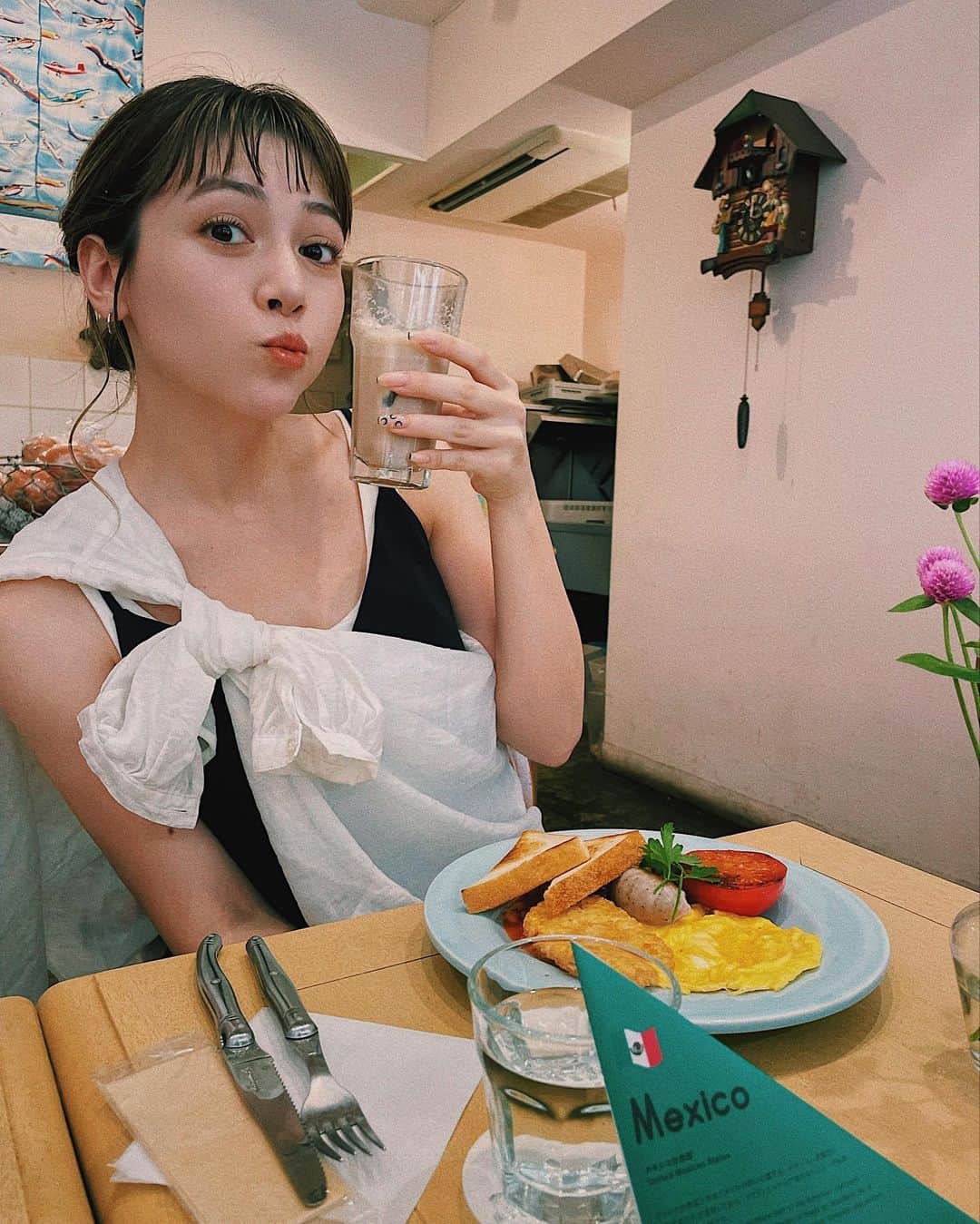 峯りあなのインスタグラム：「帰国して1週間のジョシュアと、1年ぶりのげんちゃんとモーニング☀するはずが結局ランチに🍽笑  Mexicoって書いてるけど、食べたのは3人ともイギリスのモーニングプレートでした🇬🇧  ベイクドビーンズ子どもの頃よく食べてたから、なんかすごい懐かしかったな❣️  基本豆類嫌いだけどこれだけは好きみたい😋」