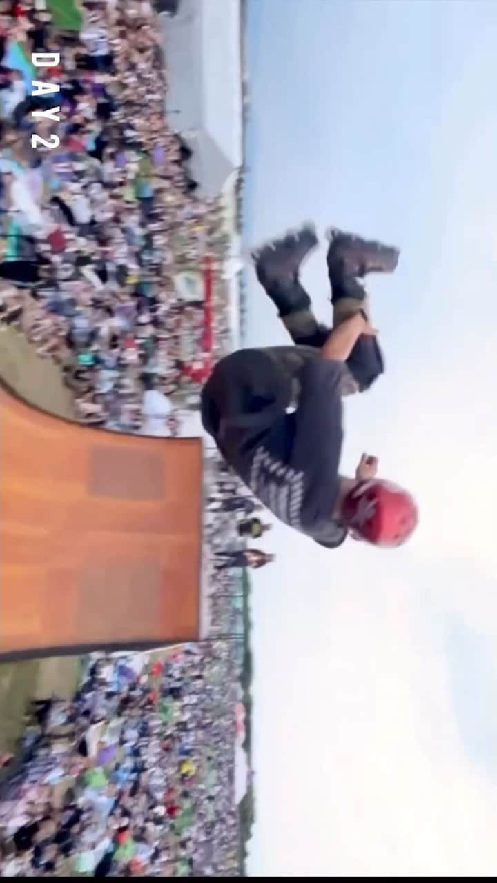 安床武士のインスタグラム：「Double flatspin challenge on the small and tiny vert ramp⚡️ at HAZIKETEMAZARE Festival 2023.  移動式の高さが低くて幅が狭いハーフパイプで初めてダブルフラットスピンを挑戦しました。 今まで挑戦しようとも思わなかったのですが、他のメンバーが良い滑りをしてくれるおかげで僕は挑戦できる余裕(ショーの構成的に)ができました。 ハジマザ出演が決まった時から挑戦しようと決めていたのですが、実際回すとタイミングとか技のかけ具合が普段のハーフパイプとは全然違う……果たしてどうなるのか！？ 映像をご覧ください🙌  2日に渡り2万人以上の方にパワーを送ってもらえて最高に幸せ者です！ 日本でこんな経験ができるのはハジマザだからこそ。 この映像見る限り本当に野外フォスなのか？という空気感になっています🙏笑 改めて @hey_smith_japan @hey_igari_0131 ありがとう！  Film by @leifilmworks from @circus_vision @feelin_acchan 🙏  👕 @lzbn_official   @goodskates_inc  @usdskates  @undercoverwheels  @sport_sunchlorella   #undercoverwheels #rollerblading #blading #inlineskate #roller #rollerfreestyle #インラインスケート #ローラーブレード #ローラーフリースタイル #takeshiyasutoko #安床武士 #vert #ハジマザ」