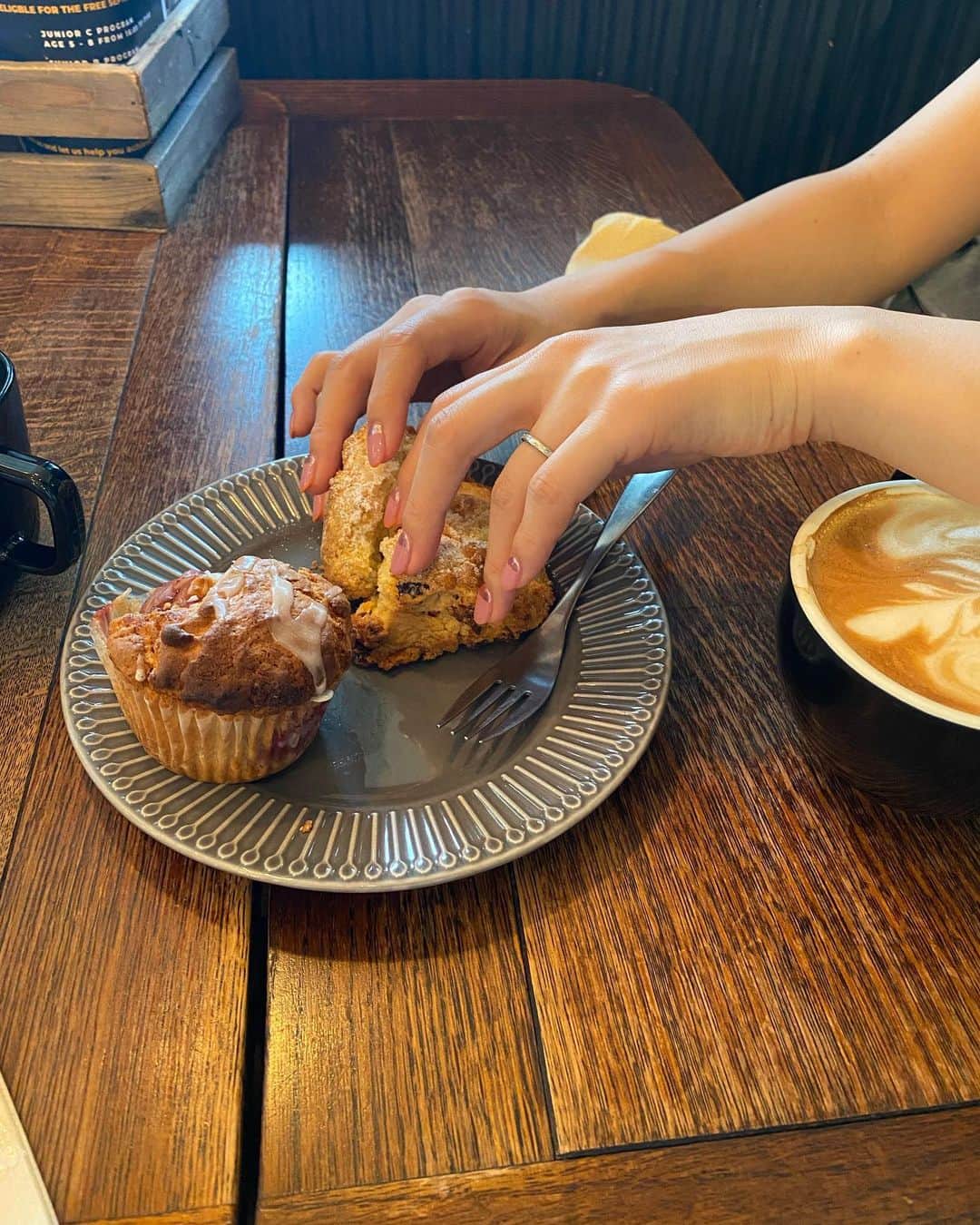 郡司りかのインスタグラム：「ここ最近の 美味しかったもの＆可愛かったもの  ①元町ピースフラワーマーケットカフェ ②同じく ③みなとみらい ④ねずみくんのチョッキ ⑤はじめてのポムの樹 ⑥まるまってる鳩 ⑦父母と横須賀 ⑧ビールフェスで梅酒かき氷 ⑨椿屋カフェ ⑩ねむねむのつき  #横浜グルメ #横浜カフェ」
