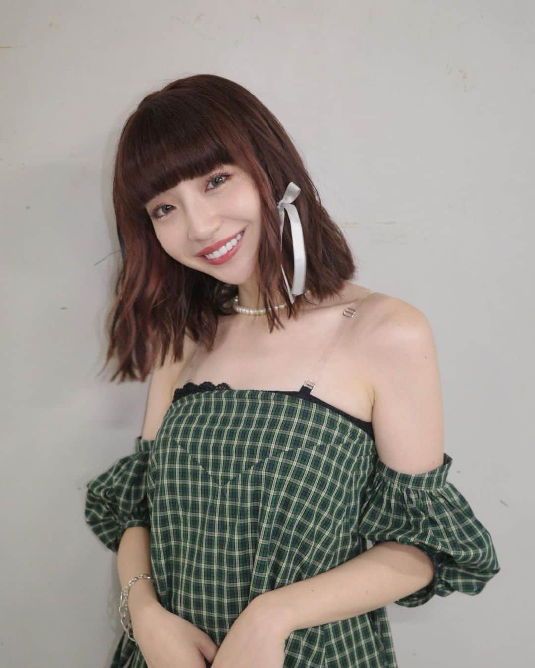 のインスタグラム：「今日の衣装は秋も近いということで チェック柄のオフショルワンピースでした🍁🍀 普段だとあまり着ることの無い可愛いお洋服に 髪にはリボン！😆  詳細は タグ付けしてあります~！  朝から夜まで！ ありがとうございました！^ ^」
