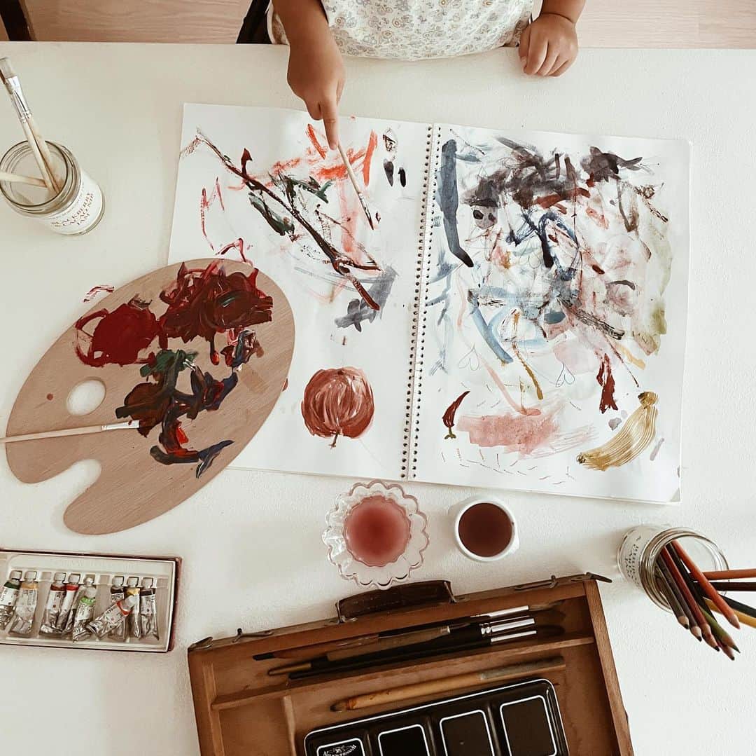yuiのインスタグラム：「art day 🎨  クレヨンや色鉛筆より 準備や片付けにちょっと手間がかかるけど、 やっぱ絵の具遊びって楽しいな👩🏼‍🎨  今までは、とにかくぐりぐりと 線を殴り書きしてるって感じだったけど、 最近は、なんだか”伝わる絵”を 描けるようになっててびっくり。 筆で描いたアースラのような タコもなかなか味があるし(親バカ) クレヨンで描いたロケット🚀は ちゃんと火も出てて上手👏🏼(親バカ)  とはいえ後々これなんやったっけ？🤔 ってなりそうだから、 一応作品名をメモしておいた✍️笑 👧🏽は靴下のことを「つくした」とよぶので 言い間違いもそのままに。笑  かわいいかわいい3歳のお絵描きの記録📝  #daughter#3y5m」