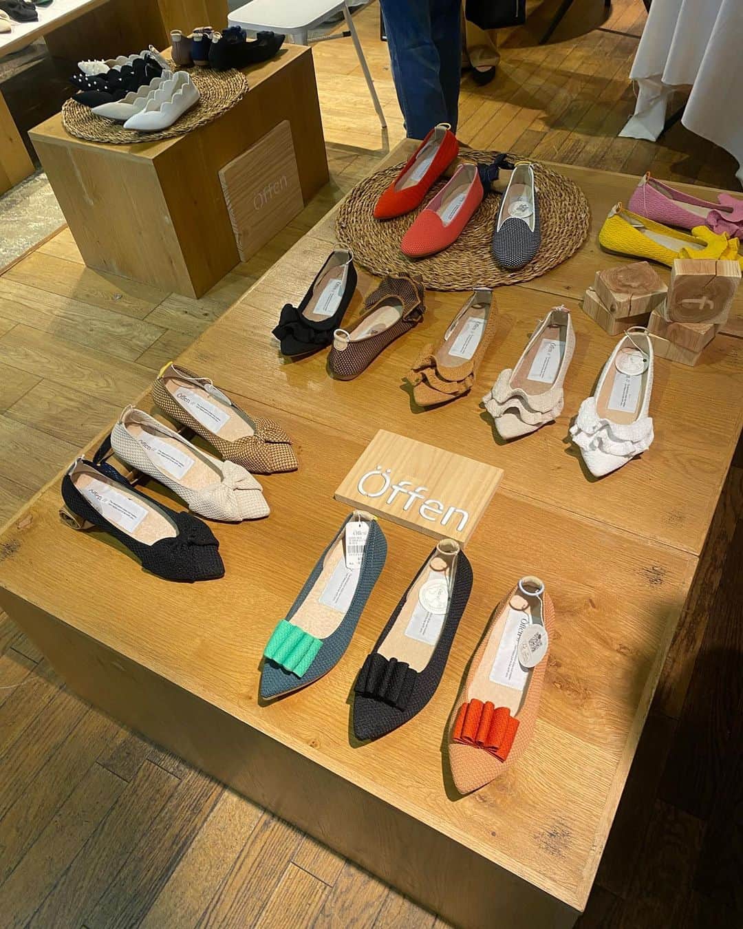 AMIさんのインスタグラム写真 - (AMIInstagram)「Öffen 2023_7th  Collection Exhibition👠  念願のオッフェンの靴をGET🥹 届くのが楽しみ📦！  ペットボトルを リサイクルした糸で作られてて サステナブルなシューズ。 なんといっても 履き心地が良すぎる🥰 丸洗いも可能なのが魅力的。 そしてデザインとか配色が 遊び心いっぱいでとにかく可愛い☺️  優しさいっぱいの靴！ 早く履いて出かけたい〜🥹」9月14日 22時17分 - amipom1007