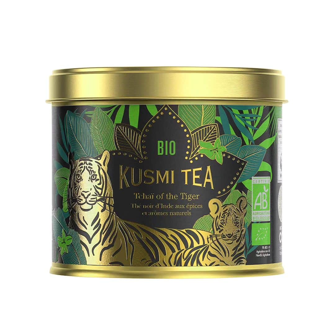 MILLEPORTEさんのインスタグラム写真 - (MILLEPORTEInstagram)「伝統にもエスプリを。フランス流紅茶の華やかさと洗練 KUSMI TEA on ミレポルテ フランスの老舗ティーメゾン「KUSMI TEA（クスミティー）」は、由緒ある伝統的な紅茶の香りにきらりと個性の光る、優美で華やかなフレーバーのバリエーションが魅力。甘酸っぱくアイスティーにぴったりのアクアローザ、銘品アソートボックス、パワフルで野性的なチャイなど、他にはない複雑で存在感にあふれた香りをお楽しみいただけます。ティータイムにも、ご自分へのご褒美にも。美麗なパッケージは、お手土産やプレゼントでもお喜びいただけます。 #クスミティー #KUSMITEA #紅茶 #ティータイム #お茶の時間 #ティーブレイク #アイスティー #フレーバーティー #カフェインレス #ハーブティー #チャイ #アソートボックス #プレゼント #ギフト #手土産 #ラグジュアリー #ラグジュアリーモーメント #ラグジュアリーブランド #ブランド #MILLEPORTE」9月14日 22時17分 - milleporte_official