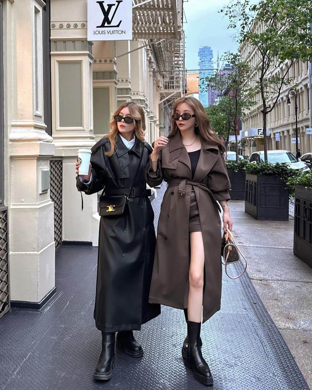 のインスタグラム：「Trench coat outfits.🍂 @the_toe_official   Brown×Leather. New Yorkの展示会でも1番人気だったtrench coat…🧥♡ 日本よりは少し涼しくて秋服たくさん着た🫰🏻」
