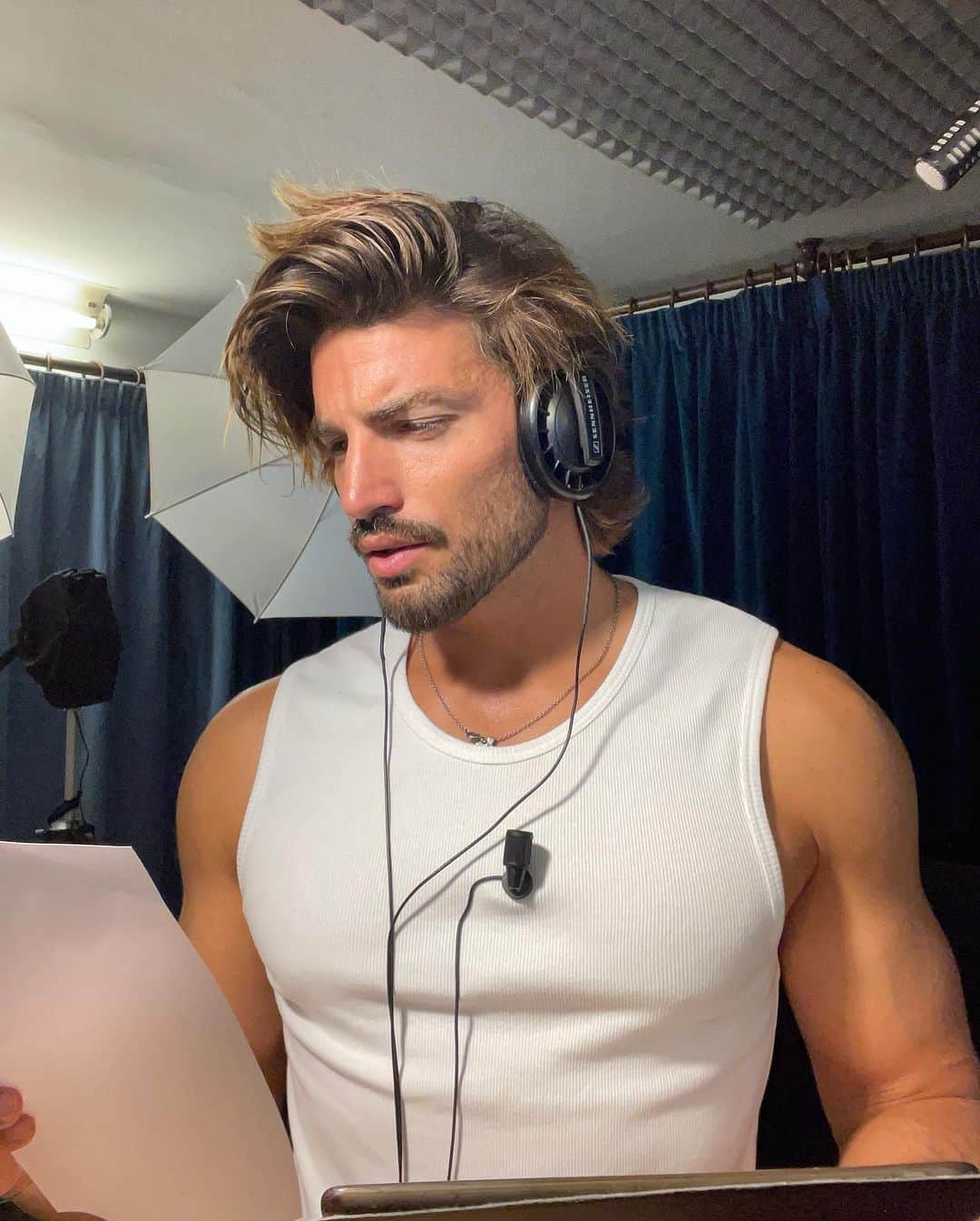 Mariano Di Vaioのインスタグラム：「🎙️ voiceover movie day   #acting #movies #passion」