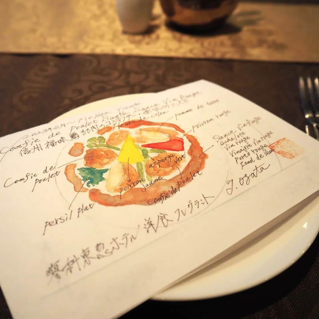 Kuboi Ayumiさんのインスタグラム写真 - (Kuboi AyumiInstagram)「標高1300ｍにある『蓼科東急ホテル』へ。  蓼科東急ホテルは、日本の高原リゾートを代表する蓼科の雄大な自然に佇む上質なクラシックリゾートホテルです。  敷地内のフォレストアドベンチャー・蓼科でめいっぱい身体を動かしてからホテルへ向かい 夕食はホテル内のRestaurant Fragrant（レストラン フレグラント）でいただきました。  蓼科のストーリーをプラスした信州＆季節のキュイジーヌが楽しめるレストランです。  高級感のある店内は落ち着いていて、クラシカルな雰囲気。 大きな窓があり、窓からはリスや野鳥がエサを食べている様子も楽しめました。  大人のコース料理とは別に子ども用コースやお子様プレートなども注文ができるので 家族旅行にもおすすめ。月ごとにメニューは変更になるようです。 お料理に合うワインはソムリエの方におすすめを選んでいただき、ペアリングを楽しみました。 ホスピタリティが高く、満足度の高いディナーになりました。  ちなみに森の景色を映すピクチャーウインドウが印象的なガーデンビューの客室に宿泊したのですが そのお部屋についてはまた改めてご紹介します。  ■蓼科東急ホテル @tateshina_tokyu_hotel  〒391-0301  長野県茅野市北山字鹿山4026-2 0266-69-3109  ○+●+○+●+○+●+○+●+○+●+○+●+○+●​ ​ @himekagami←check♡​ ​ おうちごはん が楽しくなるお取り寄せグルメ や​ 簡単＆時短ごはん、育児情報など発信中！​ 投稿が気に入ったら保存&フォローしていただけるとうれしいです。​ いつもありがとうございます(^^)​ ​ ○+●+○+●+○+●+○+●+○+●+○+●+○+●​  #蓼科東急ホテル #蓼科高原 #蓼科 #八ヶ岳 #長野旅行 #長野観光 #長野ホテル #長野 #長野県 #高原リゾート #リゾートホテル #国内旅行  #子連れ旅行」9月14日 22時20分 - himekagami