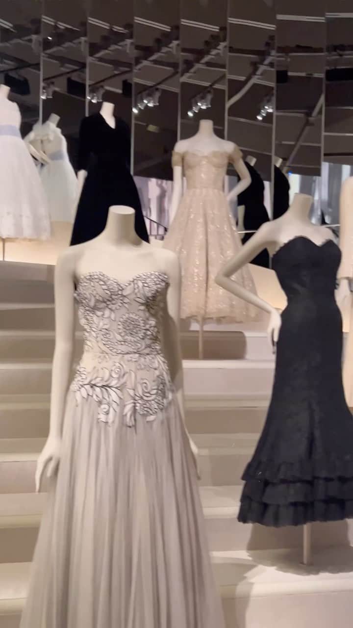 スージー・ロウのインスタグラム：「Another blockbuster fashion exhibition is about to open @vamuseum @chanelofficial “Gabrielle Chanel: Fashion Manifesto” and it’s a stomper It’s excellent in exposing some of the lesser known facets of Coco Chanel’s work - her ties with British textiles and the fact that there was a British Chanel Ltd set up in the 1930s to adapt Chanel designs to a British clientale as well as her later work in her final years when you could see the silhouettes moving with the times But the fascinating takeaway was how aligned Chanel was already to modern machinations of luxury - the uniform branding and packaging of the beauty products (already established in the 1920s), using her face as part of marketing materials, seeing Chanel as a “brand” before that word even really existed… - Another aspect which most people have talked up of course is the purist beauty of all the garments on display… Spoke to curator Oriole Cullen for @theperfectmagazine and she talked about the timelessness of the pieces - which admittedly is an overused cliched that sometimes can have little meaning, but in this instance most of the two hundred looks or so really DO stand the test of time…  “It’s the timelessness – is something that we found looking at the garments again and again.  She was designing within fashion but outside of it too.  Having that ability to design with the world moving around you – even when you’re seemingly designing for that moment. “ Get those tickets and go Go GO !」