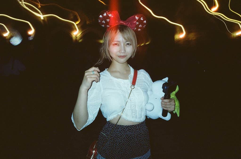 戸田真琴のインスタグラム：「ファンクラブ「Makotopia」にディズニーランドに遊びに行った動画が掲載されています 全4回のうち2回が掲載中です。  撮った後に知ったんですが2022年9月から有料コンテンツだと掲載だめらしくて急遽無料公開です！ ファンクラブってこんな…こんな感じなんだ…ふーん…ってなりたい人も覗いてみてください　すごくうるさい女性が映っています  【戸田真琴　ファンクラブ】で検索してね🔍」