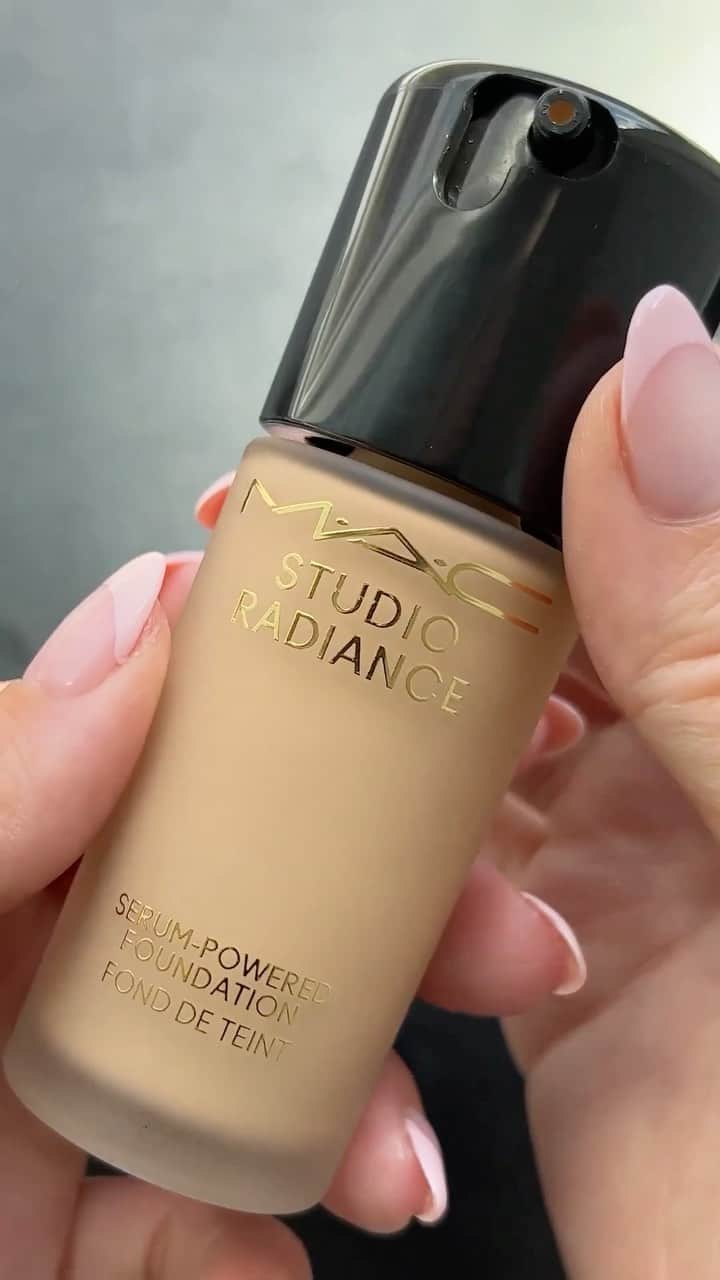 M·A·C Cosmetics Canadaのインスタグラム：「Made with sustainability in mind. ♻️🌎 #MACStudioRadiance #SerumPowered Foundation features a recyclable glass foundation bottle including a cap made with 30% PCR material. Bring your bottle #BackToMAC to be part of the solution for a more beautiful tomorrow – today!」