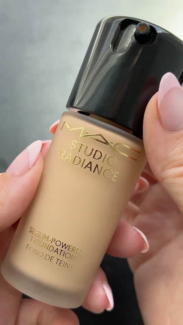 のインスタグラム：「Made with sustainability in mind. ♻️🌎 #MACStudioRadiance #SerumPowered Foundation features a recyclable glass foundation bottle including a cap made with 30% PCR material. Bring your bottle #BackToMAC to be part of the solution for a more beautiful tomorrow – today!」