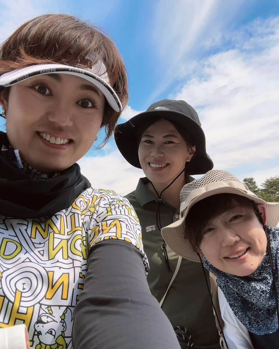 竹末裕美のインスタグラム：「今日は、川越カントリークラブ⛳ 本当に本当に暑かった🌞😨 みなさんお疲れ様でした😅  @mizue.igarashi @katayamamari  ありがとうございました😊  お墓参りをしたかったので、私がお仕事してる間、パパと近くにある『むさしの村』に👦 暑かったけど、楽しかったみたいです！  #ゴルフ#ゴルファー#女子プロゴルファー#プロゴルファー#川越カントリークラブ#レッスン会#五十嵐瑞江プロ#片山真里プロ#ロサーセン#ウェア#むさしの村#子供」