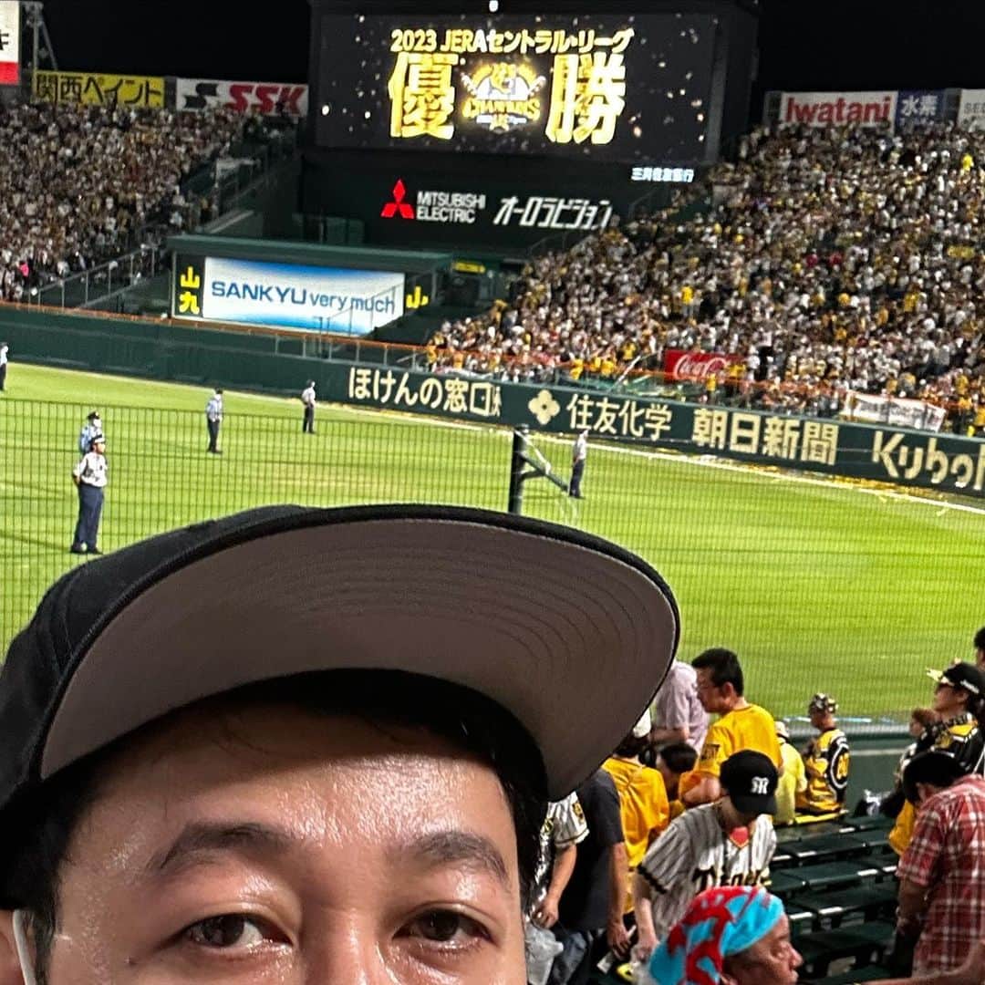 小籔千豊のインスタグラム：「アレでした ㊗️㊗️㊗️㊗️ #14日にいく予定をしていて9月からずっとマジックの計算しておりました #よっぽどのよっぽどじゃないと14日にはアレならんよな、、 #諦めてましたが #まさか前日にマジック1 #途中3つ減ったり #息子にえーもん見せれましたわ #おめでとうございます #ありがとうございます」