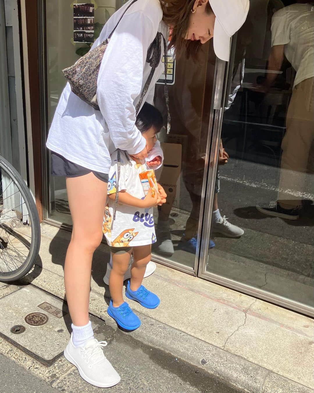 吉田麻衣子のインスタグラム：「🩵🤍 お揃いで新品のシューズをおろしてウキウキでモーニングに出掛けて今日もご機嫌。 こんなに毎日いっぱい一緒にいれる日々も、きっとあっという間だから。 沢山いっしょに楽しいことしようね。 👟　@allbirdsjapan  　 #おそろバーズ」
