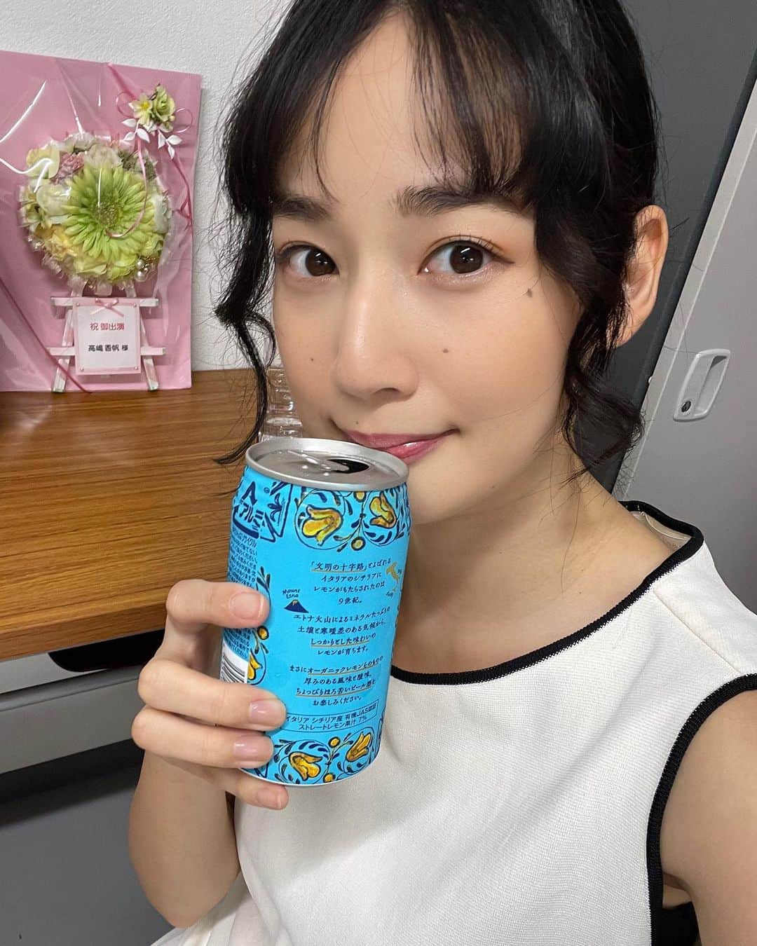 高嶋香帆のインスタグラム：「舞台「ガクヤ」前半戦終わりました。 本日で折り返しです。  観劇頂いた方々に様々なお声を頂き感謝です。 なかなか癖強な役をやっているので、 私のお芝居を初めて見る方は衝撃をうけるかも、しらん！😂  凄く楽しく濃厚な時間を過ごしております。残りもがんばるぞー！おー！  高嶋出演回は下記になります。 15日（金）14時 S-Ⅱ ／20時🌹 16日（土）16時🌹  17日（日）13時🌹  ※S-Ⅱはキャストシャッフル　  当日券もありますので、是非に。 ご予約はストーリーハイライトから🌟」