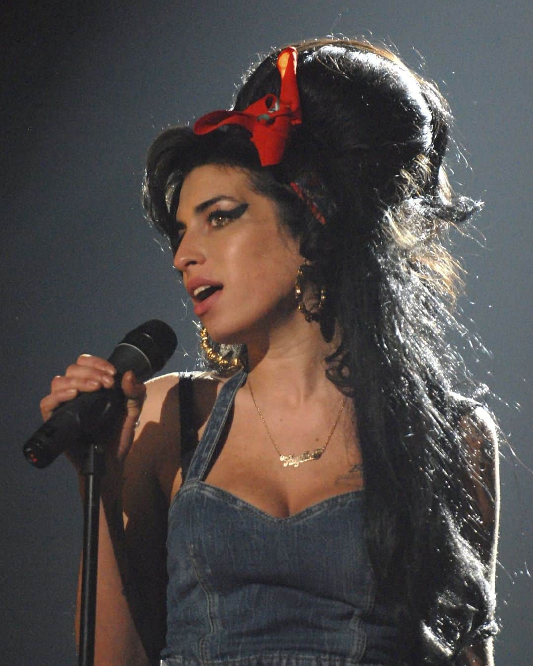 E! Onlineさんのインスタグラム写真 - (E! OnlineInstagram)「Today we remember Amy Winehouse on what would've been her 40th birthday. 🖤 RIP Legend. (📸: Getty)」9月14日 23時02分 - enews