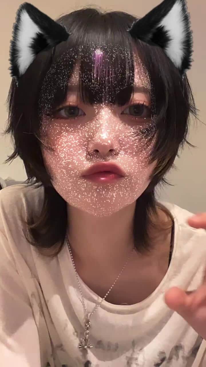 のインスタグラム：「髪触るの癖な人」