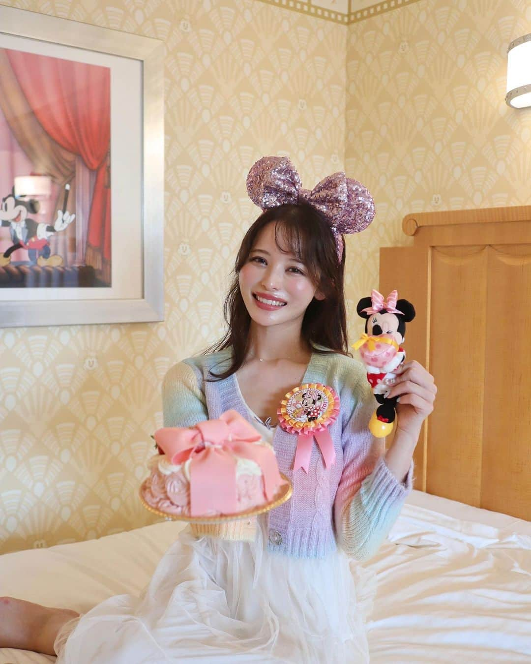 小沼瑞季のインスタグラム：「今日、また一つ歳をとりました🎂💞 ⁡ 大好きな友達みんなで 誕生日を過ごせて嬉しかった🥹💖 ⁡ ちなみに32歳になった瞬間は もーみと舞浜のスパユーラシアで寝湯しながら わんこ🐶の話で盛り上がってたら 気付いたら24:15になってました♨️笑 ⁡ そんな感じで相変わらず平和な日々です🕊️ ⁡ ⁡ ⁡ みなさまこれからも仲良くしてください💖 こんな私を今後ともよろしくお願いします🙇‍♀️ ⁡ ⁡ #disneyambassadorhotel #お誕生日会 #誕生日会 #ホテル女子会 #ディズニーホテル #ディズニーアンバサダーホテル #バースデー #誕生日ホカンス  ⁡」