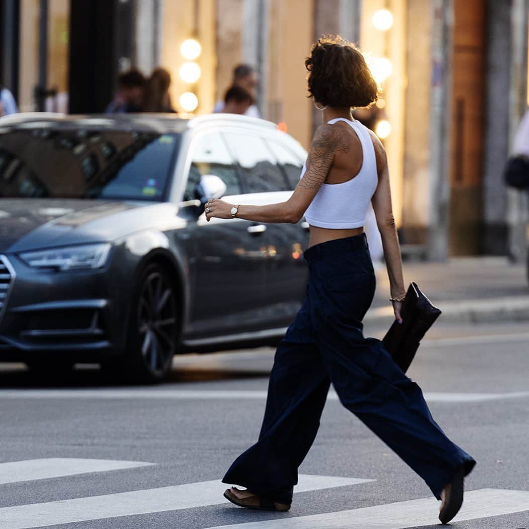 スコット・シューマンのインスタグラム：「Sometimes it’s just the walk! Well, and the proportion of a volume pant and fitted top that creates a great silhouette! And the hair and how it elongates her neck! Milan ! (Please notice I didn’t say “of course” I just left it at “Milan” and didn’t include the “of course” part although I love the “of course” part! 😂😂😉😉)」