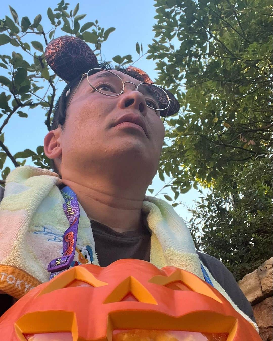 上田昌幸さんのインスタグラム写真 - (上田昌幸Instagram)「ディズニーハロウィーン🎃 暑いけど楽しい👻  毎年みなさんの仮装がほんとうにすごい✨✨✨  #東京ディズニーランド #東京ディズニーシー #ディズニーハロウィーン #2023 #かぼちゃのバケットたまらん😍 #トイレ行きたい」9月14日 22時35分 - uechan.uechan.uechan