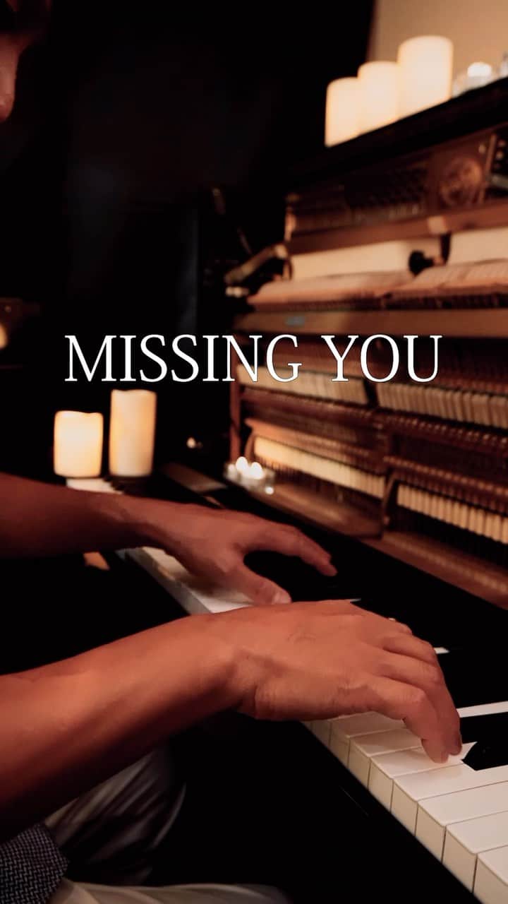 望月衛介のインスタグラム：「I want to see you, I'm dying to see you, I'll go see you tomorrow. Missing you..  #eisukemochizuki  #piano #pianist  #composer  #originalsong  #originalcomposition #healing #heal #chill #chillmusic  #newage  #newagemusic  #classic #classical  #ピアノ #ピアニスト #癒し #ニューエイジ #ヒーリング #オリジナルソング #作曲 #満月作曲 #望月衛介 #fullmoon #満月」