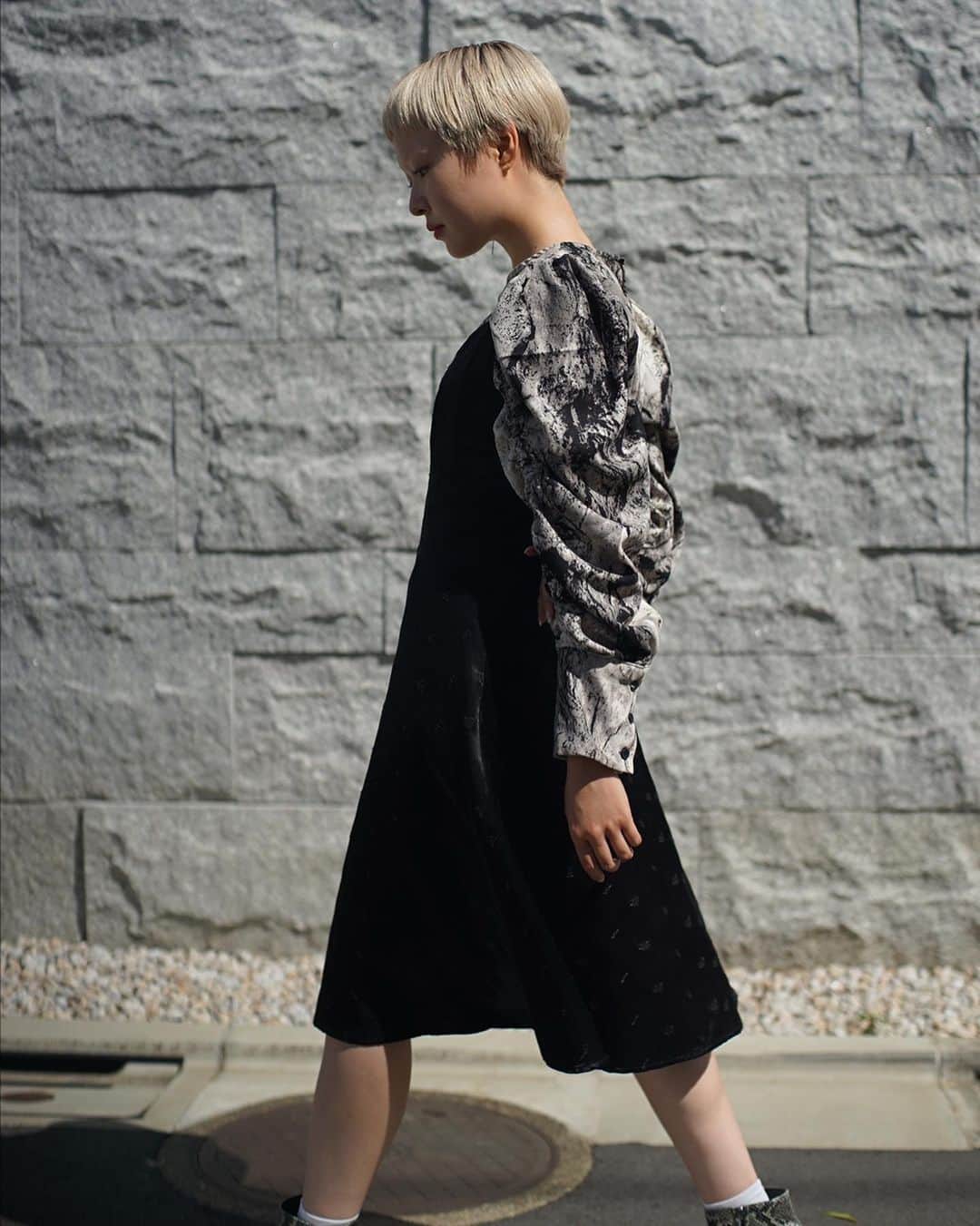 PUNK CAKEのインスタグラム：「🪬NEW ARRIVAL🪬  こちらの オンラインショップの発売は 9/16(土)20:00〜STARTです☞  ▫︎ Embroidery black cami dress ▫︎ Monotone puff sleeve design top  そして、 9/16.17.18の3連休 オンラインショップ限定 ⏰TIME SALE⏰ 全品20％OFF！！ （新商品は除外） お買い得に秋のアイテムGETして下さい❣️ お見逃しなく！  model / @morioka_no_momooka」