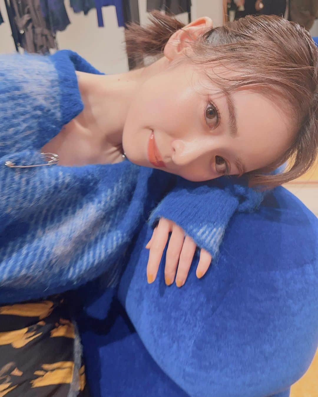 泉里香さんのインスタグラム写真 - (泉里香Instagram)「バーバリー表参道💙 ダニエル・リーの洋服やバッグが美しい洗練されたストアになっていました。 ニット×スカートも可愛くて素敵🦆 新しいフラッグシップストアは9/17open!  #Burberry @Burberry」9月14日 22時38分 - rika_izumi_