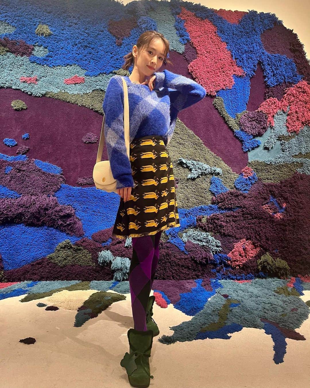 泉里香さんのインスタグラム写真 - (泉里香Instagram)「バーバリー表参道💙 ダニエル・リーの洋服やバッグが美しい洗練されたストアになっていました。 ニット×スカートも可愛くて素敵🦆 新しいフラッグシップストアは9/17open!  #Burberry @Burberry」9月14日 22時38分 - rika_izumi_