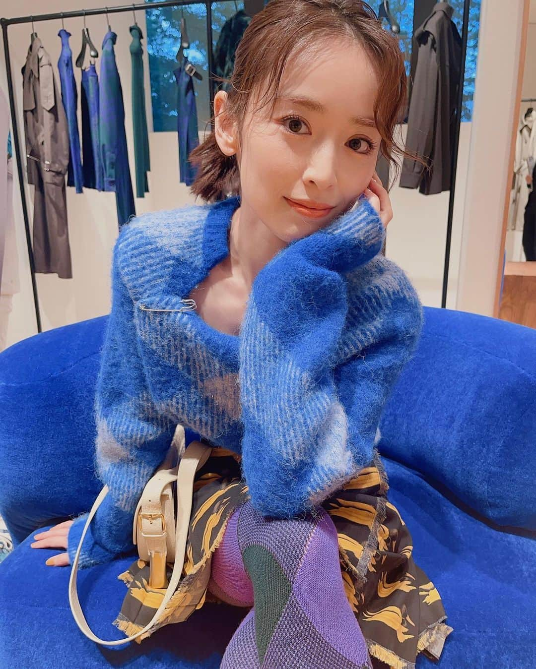 泉里香のインスタグラム：「バーバリー表参道💙 ダニエル・リーの洋服やバッグが美しい洗練されたストアになっていました。 ニット×スカートも可愛くて素敵🦆 新しいフラッグシップストアは9/17open!  #Burberry @Burberry」