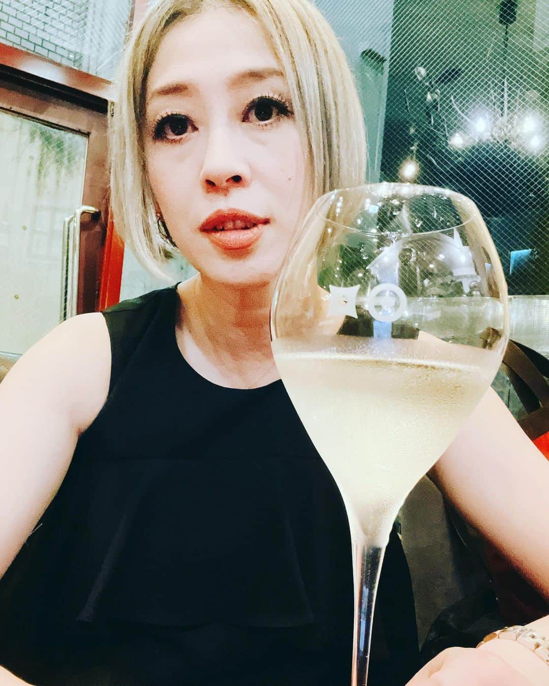 ミズノマリのインスタグラム：「🍾 地元に戻って1人打ち上げ🍷  洋介さんは、 阪神がリーグ制覇を決めたため、 今頃おうちで家族で祝杯🍻  エア乾杯！🥂」