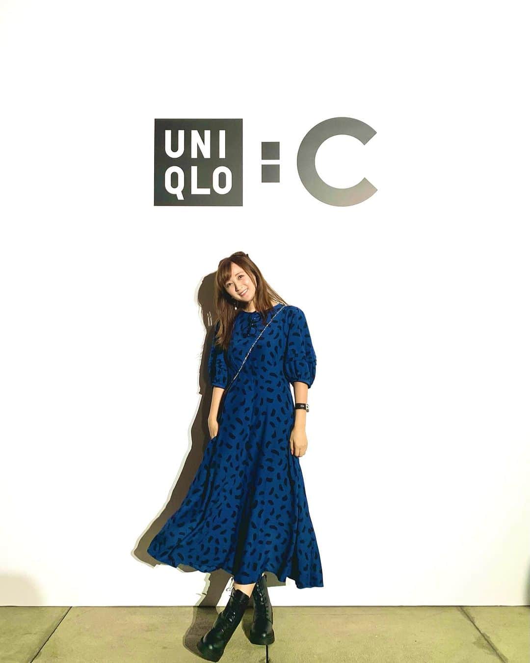 小松彩夏のインスタグラム：「⁡ 昨日は明日から発売開始される【UNIQLO：C】のローンチパーティーでした🎉 ⁡ 楽しみにしていた【UNIQLO：C】の発売❣️ ⁡ 私は ⁡ #バルーンスリーブワンピース（半袖）BLUE ⁡ #コンフィールタッチレースアップショートブーツBLACK ⁡ を着用しています👗 ⁡ このコーデが好きすぎて このワンピ色違いも狙ってます...❤️ ⁡ 久しぶりにとっても華やかなパーティーに参加させていただいたのと、【UNIQLO：C】が可愛すぎて終始ドキドキが止まらなかったです❤️‍🔥 ⁡ 【UNIQLO：C】は明日から発売開始なので 店頭でもチェックしよっと😎✨ ⁡ ⁡ #uniqloc#clarewaightkeller#uniqlo#ootd#ユニクロ#ユニクロ新作#プチプラコーデ#コーデ #ワンピース #着回しコーデ#AW#秋コーデ #ブーツ#きれいめカジュアル#オフィスカジュアル #カジュアルコーデ#ユニクロコーデ#大人カジュアル#大人コーデ#ミディアムヘアコーデ#ブルベ夏#バルーンスリーブワンピース#コンフィールタッチレースアップショートブーツ」