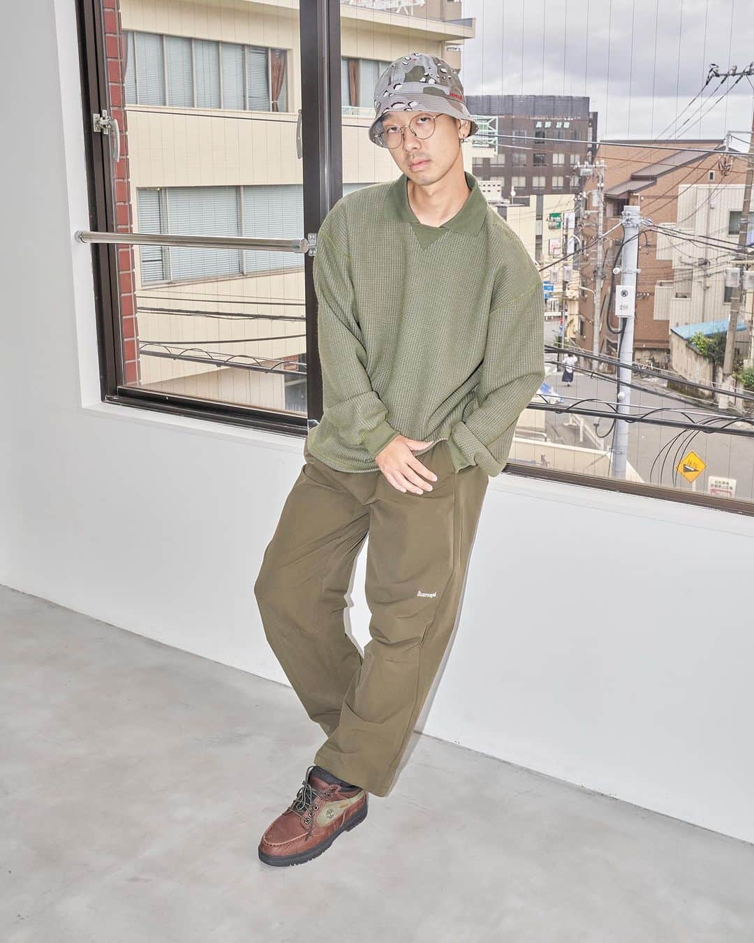 BANRI KOBAYASHIのインスタグラム：「Diaspora skateboards 23AWのビジュアルが公開になりました。 今回は、恐らくそういう使われ方を想定していないスタジオで、カーテンを全開にし、信号、店の看板、ぐちゃぐちゃの電線、ママチャリ、1DKのマンションなど、市井のなんでもないけどめちゃくちゃ日本ぽい風景を借景し、なんだか違和感のあるLOOKとなってます。 「昔Boonにこんな雰囲気のエディトリアルあったなー」とか思いながら、自分のファッション原体験と重ね合わせていました。  街と人を上手に切り取ってファッションのビジュアルとして成立させてくれたカメラマンの吉屋くんとスタイリストのシュンサクくん、モデルのSPARTAとゲンくん、ヘアメイクのボヨンさん、いろいろ手伝ってくれたヒナタ、みなさまありがとうございました！  既に発売中のアイテムもありますが、もしよろしければ @diaspora_skateboards からチェックしてみてください。  Photo @444448 Model @sparta_htb @yamadagen Stylist @baggiojt Hair @boyeonlee__ Assistant @hinatamiyazaki_  #diasporaskateboards」