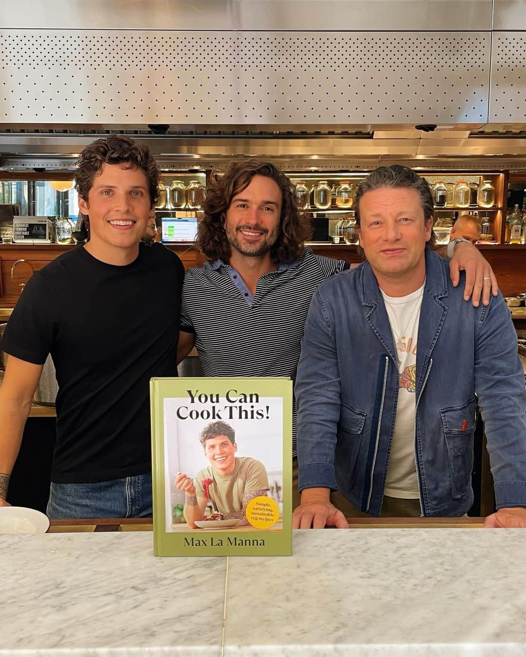 ジェイミー・オリヴァーさんのインスタグラム写真 - (ジェイミー・オリヴァーInstagram)「A proper treat to have these two at my HQ today big love @maxlamanna @thebodycoach xx」9月14日 22時45分 - jamieoliver