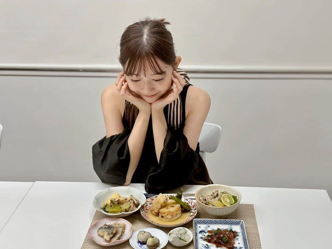 渡辺美優紀さんのインスタグラム写真 - (渡辺美優紀Instagram)「. お料理してご飯食べる会ひたすら幸せ🤍おいしいたのしい😇 秋の味覚は最高やし献立神すぎる！おいしすぎて感動🥺 ◎焼きネギ香る舞茸と秋刀魚の土鍋ご飯 ◎海老蓮根挟み焼き干し椎茸銀餡がけ ◎青梗菜としめじと揚げの山椒じゃこ含め煮 ◎戻り鰹の漬けとあたり葱 ◎里芋の簡単衣かつぎ . #秋の味覚  #お料理  #ごはん記録」9月14日 22時45分 - miyukichan919