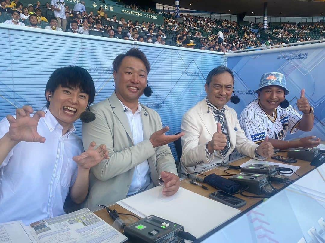 渡辺謙さんのインスタグラム写真 - (渡辺謙Instagram)「. 阪神タイガース優勝おめでとう！  様々な思いが交錯した18年間、 それを払拭してくれたシーズンだった。 幾度かあった難所も、 色んな選手が入れ替わりで乗り切った。 何より大山君の涙が、その重積を感じさせた。  選手、監督スタッフ、関係者の皆さんの日々の努力が報われたシーズンでしたね。  喜びを味わった後 次の大きな目標に向かって、万全の準備で立ち向かって下さい。 おめでとうございます。 シリーズ、行くで〜‼️  @hanshintigers_official  #阪神タイガース  #優勝  #おめでとう！ #ありがとう #感涙  #50年虎党です #kenwatanabe  #渡辺謙  ※写真は9月13日撮影」9月14日 22時45分 - kenwatanabe____