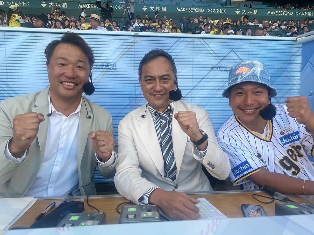 渡辺謙さんのインスタグラム写真 - (渡辺謙Instagram)「. 阪神タイガース優勝おめでとう！  様々な思いが交錯した18年間、 それを払拭してくれたシーズンだった。 幾度かあった難所も、 色んな選手が入れ替わりで乗り切った。 何より大山君の涙が、その重積を感じさせた。  選手、監督スタッフ、関係者の皆さんの日々の努力が報われたシーズンでしたね。  喜びを味わった後 次の大きな目標に向かって、万全の準備で立ち向かって下さい。 おめでとうございます。 シリーズ、行くで〜‼️  @hanshintigers_official  #阪神タイガース  #優勝  #おめでとう！ #ありがとう #感涙  #50年虎党です #kenwatanabe  #渡辺謙  ※写真は9月13日撮影」9月14日 22時45分 - kenwatanabe____