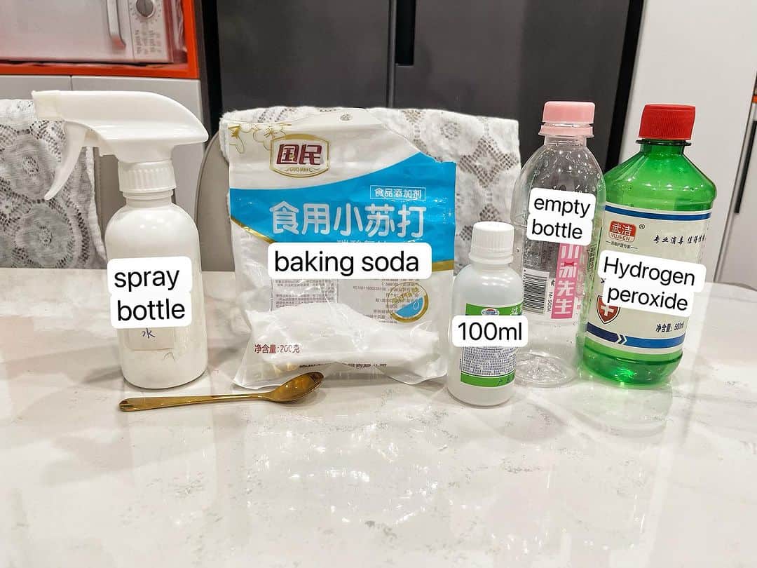 ルフさんのインスタグラム写真 - (ルフInstagram)「Share a homemade preparation to remove the smell of cat urine, The materials are simple and cheap. You can buy them at the pharmacy. Mix 100ml of hydrogen peroxide with 100ml of water and 5g of baking soda into a empty bottle,mix them carefully,shake it the mixture with left n right,don’t do up n down,bc shake it up and down and it will be ejects… and then get a watering can and pour the deodorant mixture into it. Spray the area that smells of cat urine thoroughly, wait for it to dry and then spray it again, after up to 3 times according this process,the cat urine smell will no longer be smelled. The end result is much much better than the enzyme deodorant I bought at the pet store!  In the end, I sincerely hope that none of you need it and that all cats are good and healthy , they don’t pee everywhere~😄😄 - - #cat #cute #catlover #angels #adorable #lovely #lifetips」9月14日 22時47分 - lanlan731