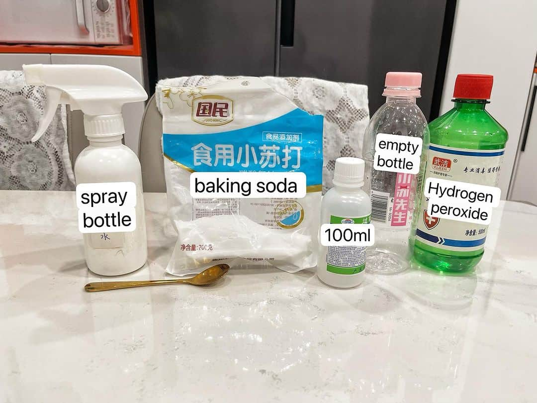 ルフのインスタグラム：「Share a homemade preparation to remove the smell of cat urine, The materials are simple and cheap. You can buy them at the pharmacy. Mix 100ml of hydrogen peroxide with 100ml of water and 5g of baking soda into a empty bottle,mix them carefully,shake it the mixture with left n right,don’t do up n down,bc shake it up and down and it will be ejects… and then get a watering can and pour the deodorant mixture into it. Spray the area that smells of cat urine thoroughly, wait for it to dry and then spray it again, after up to 3 times according this process,the cat urine smell will no longer be smelled. The end result is much much better than the enzyme deodorant I bought at the pet store!  In the end, I sincerely hope that none of you need it and that all cats are good and healthy , they don’t pee everywhere~😄😄 - - #cat #cute #catlover #angels #adorable #lovely #lifetips」