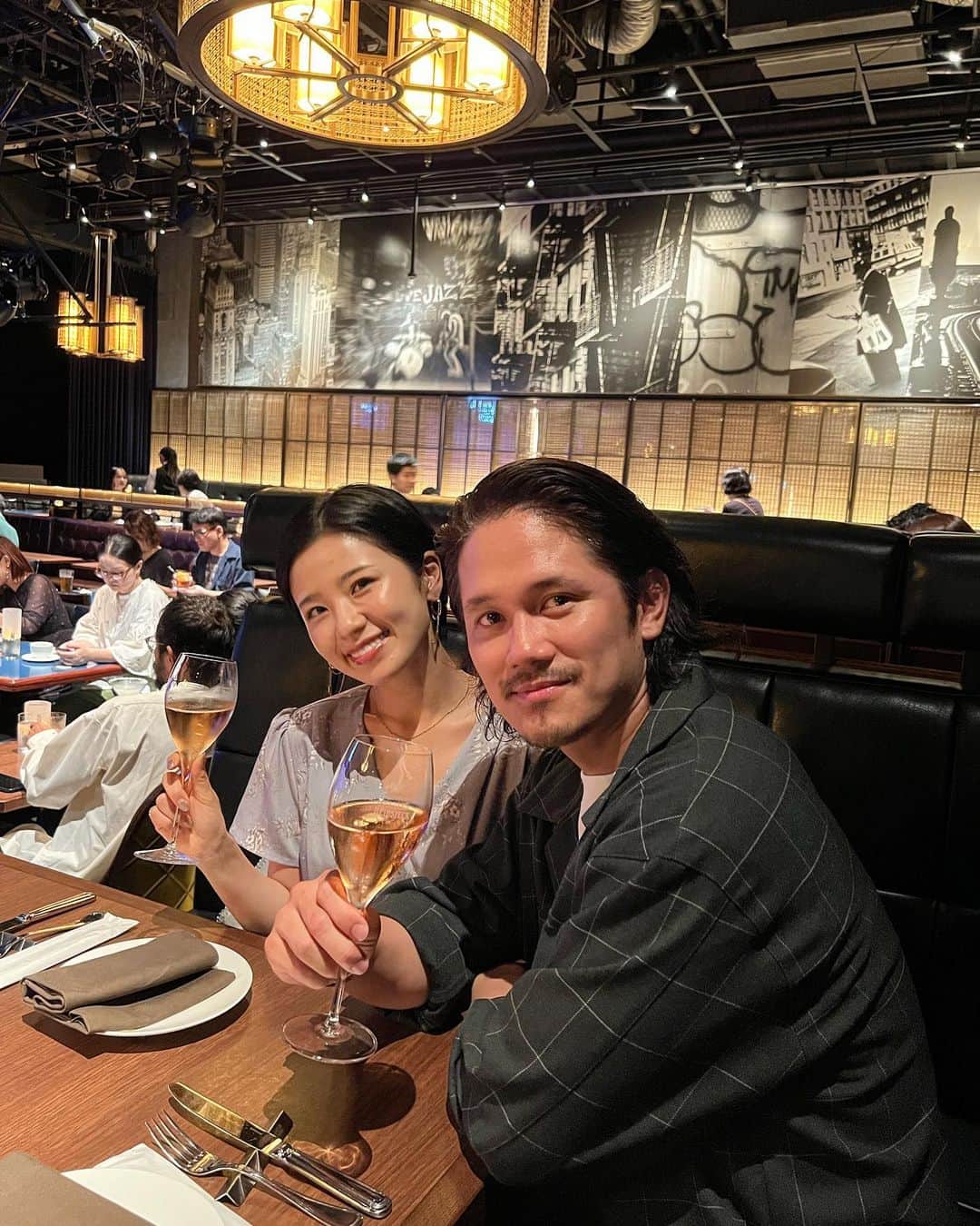 宮城大樹のインスタグラム：「事務所の社長から結婚をした時にエンタメをやってる身として、  月に1回は二人で感じるエンタメ、  映画でも舞台でも美術館でもいろんなものに触れる時間を作った方がいいとアドバイスをもらい結婚してから毎月実施しています。  そして、今月は【BlueNote】に行きました。  素晴らしい空間でリラックスしながらも刺激をもらえた空間になりました。  来月のエンタメdayはなにしようかな。」