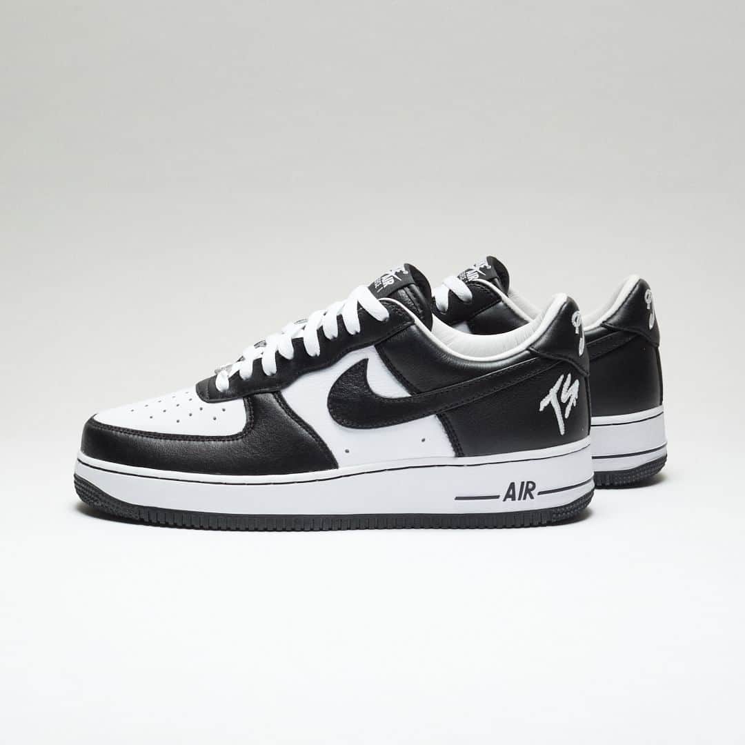 のインスタグラム：「Terror Squad x Air Force 1 Low 'Blackout'  All UNDEFEATED Chapter Stores and Undefeated.com will be raffling a chance to purchase the Air Force 1 Low. Register at the link in bio to enter.  The raffle sign up will take place Thursday, 9/14 at 9:00am PST digitally via the link in our bio.  Drawing ends on Thursday, 9/14 at 5:00pm PST and winners will be notified via email on Friday, 9/15.  @nike」