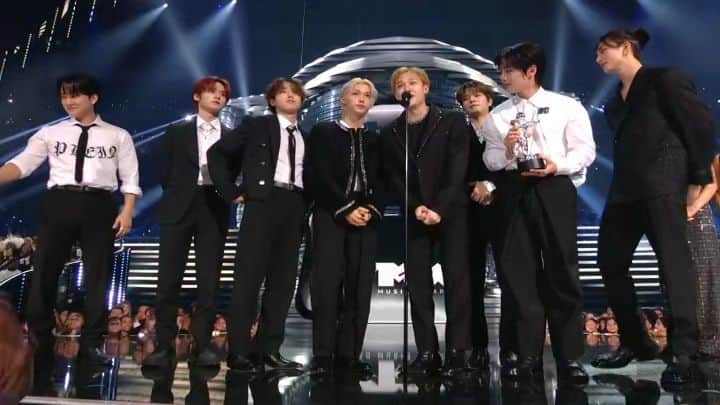 のインスタグラム：「#StrayKids #스트레이키즈 #VMA #VMAs #MTV #YouMakeStrayKidsStay  @VMAs @MTV  정말 쉽지 않은 길을 묵묵히 참아내고 이겨내면서 와준 걸 알기에 이 상이 더욱 값지고 빛나 보인다. 정말 축하해!!^^  Knowing how many hardships you had to persevere and overcome, the trophy looks so shiny today. Congrats!! :)」
